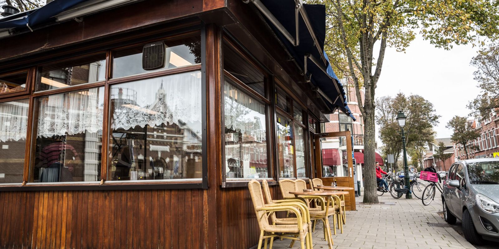 Foto van voorkant cafetaria.